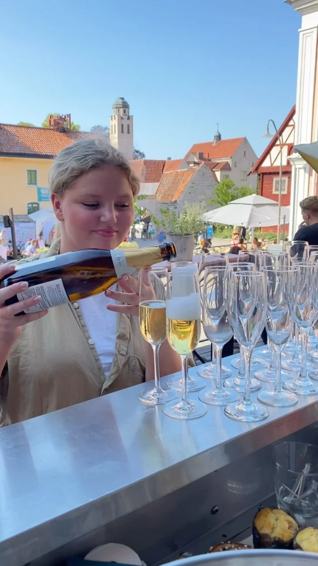 Idag har vi haft Almedalsgäster på vår veranda som med sin utsikt över Donners plats blir toppen för ett mingel 🥂☀️