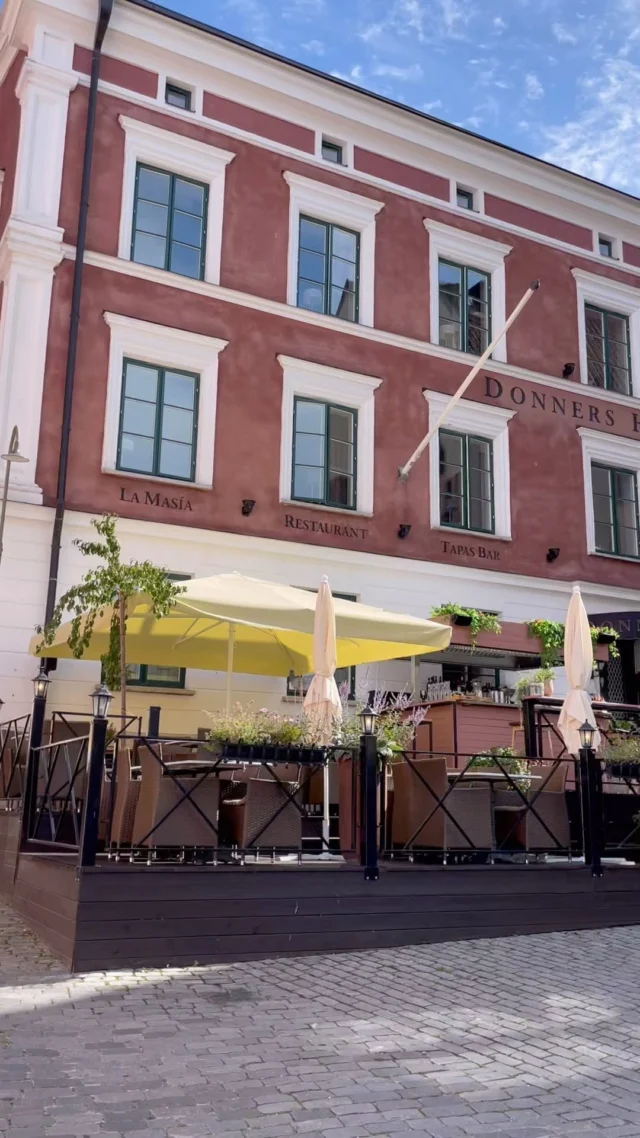 Unna dig några dagar på ön i sommar och njut av ett Visby som vimlar av restauranger, uteserveringar och shopping. Just nu har vi ett riktigt superpaket ☀️
 
Paketet inkluderar två nätter från 1445 kr och innehåller:

🚢 Färja till och från Gotland
🏩 Två nätter på Donners hotell
🍽️ 200kr i värdecheck på Joda Bar & kök

Boka via länk i profilen ❤️
