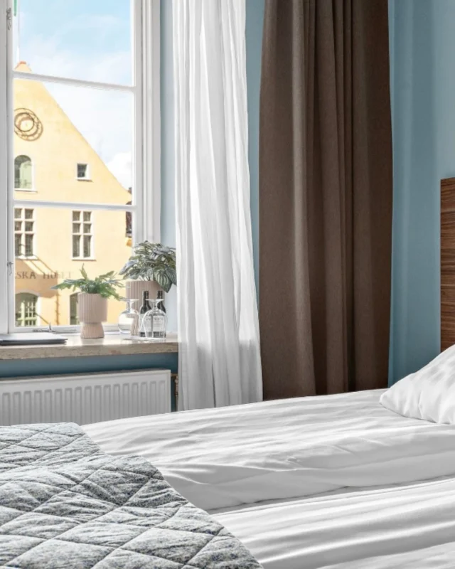 Vandra i Visbys gränder, känn havsbrisen och bo mitt i hjärtat av staden hos oss på Donners Hotell ✨